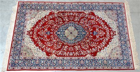 Tappeto Nain, Persia secolo XX, disegno a medaglione blu su campo rosso...