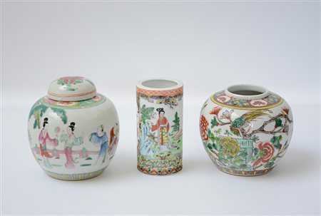 Lotto composto da un porta pennelli, una potiches e un vasetto in porcellana...