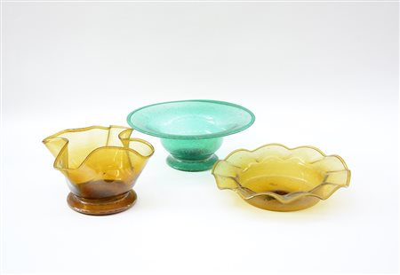 Lotto di centrotavola in vetro soffiato, due di colore ambrato e uno verde...