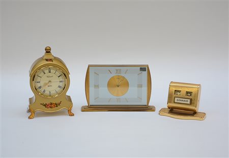 Lotto composto da due orologi da tavolo e un calendario (difetti)