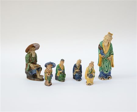 Gruppo di sei statuine in gres ad invetriatura policroma raffiguranti saggi...