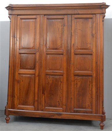 Armadio a tre ante pannellate con montanti scanalati, Lombardia secolo XIX...