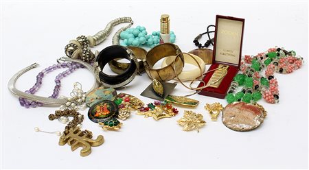 Lotto composto da numerosa bigiotteria in materiali diversi (difetti)