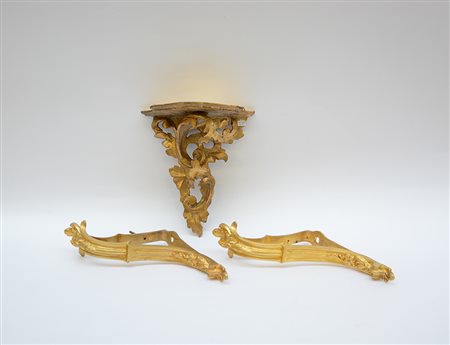 Lotto composto da una piccola mensola in legno intagliato a volute e due...