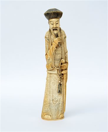 Scultura in avorio raffigurante mandarino con spada (h. 46 cm.)(difetti e...