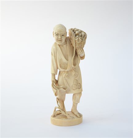 Okimono in avorio raffigurante contadino con cesto (h. cm. 16,5) Giappone,...
