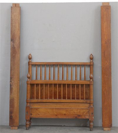 Letto ad una piazza con testata e pediera decorate a listelli. Secolo XIX