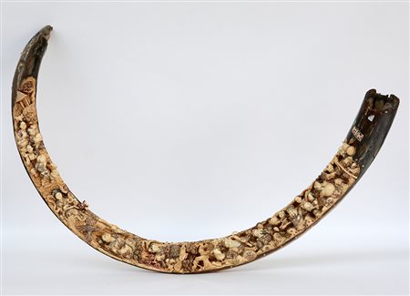 Zanna in avorio fossile scolpito con figure e animali (h.105 circa...