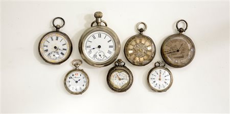 Lotto composto da sette orologi da tasca da uomo in argento e metallo, con...