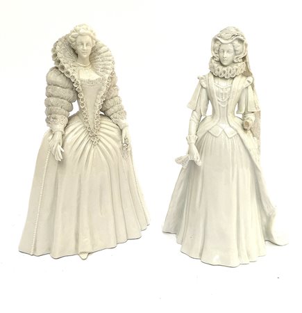 Lotto composto da due sculture in ceramica bianca raffiguranti gentildonne in...