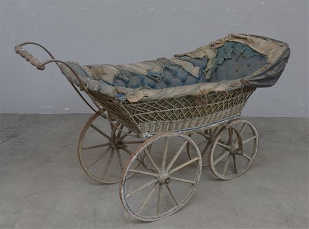 Carrozzina in metallo e legno, inizio secolo XX