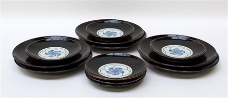 Sei piatti e sei piattini in porcellana a invetriatura "salsa di soia" e...