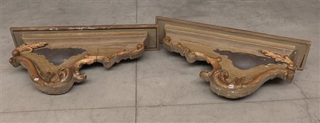 Coppia di mensole in legno intagliato, laccato e parzialmente dorato con...