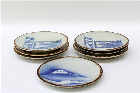 Sette piatti in porcellana di cui sei decorati con scene di paesaggi in...