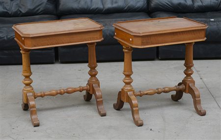 Coppia di tavolini in legno chiaro con cassetti nella fascia, gambe tornite...