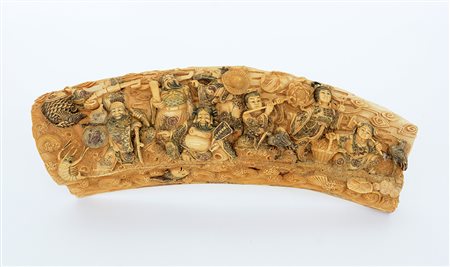 Sezione di zanna scolpita con immortali e fanciulli da un lato e scena di...