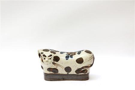 Poggiatesta in tarrcotta smaltata a forma di gatto (l. cm 25,5)...