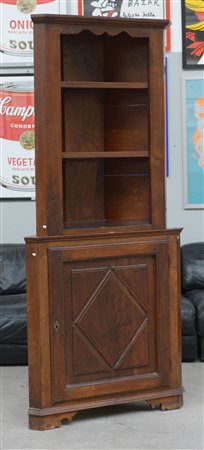 Angoliera a due corpi con parte inferiore ad un battente riquadrato e parte...