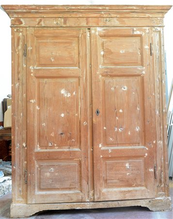 Armadio in legno dolce a due ante pannellate (cm 210x260x72)