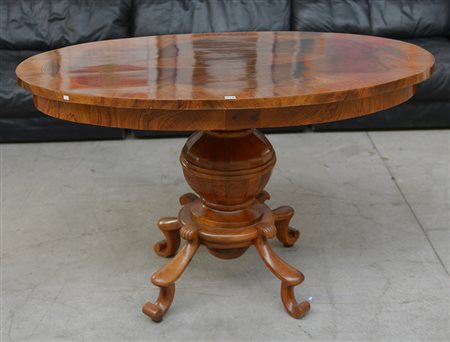 Tavolo ovale con sostegno a colonna su basamento quadripode, piano decorato...