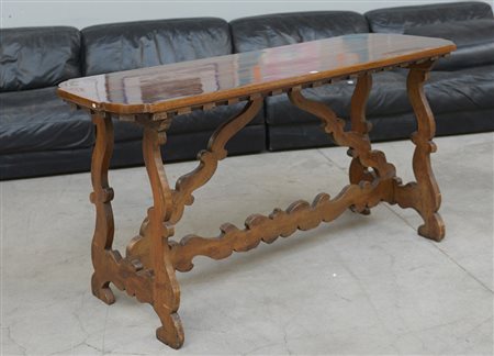 Tavolo con gambe a lira riunite da traverse sagomate, piano ad angoli...