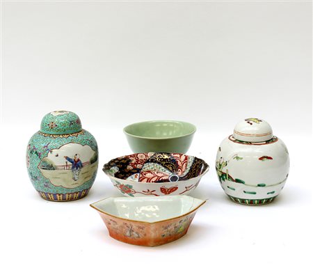 Lotto composto da una potiche Famiglia Verde con marchio apocrifo, una...