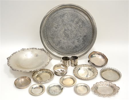 Lotto di argenti composto da una vassoio, un’alzatina e tredici bomboniere di...