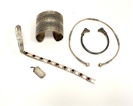 Lotto di argenti composto da quattro bracciali, un girocollo e un ciondolo...