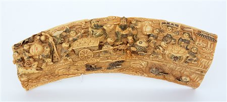 Sezione di zanna scolpita con immortali e fanciulli da un lato e scena di...