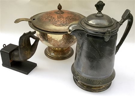 Lotto composto da una brocca in peltro, una zuppiera in rame argentato con...