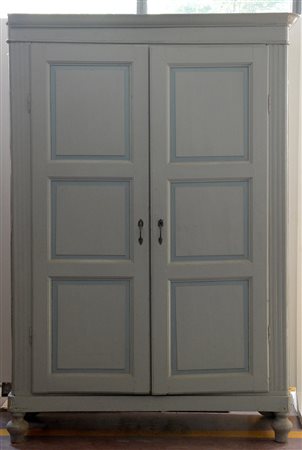 Armadio a due ante pannellate in legno laccato e piedi torniti. Secolo XIX...