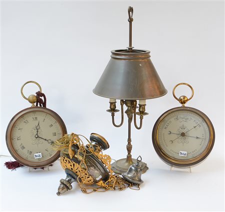 Lotto composto da una lampada in bronzo a tre fiamme, una lampada votiva, un...