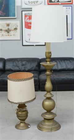 Lotto composto da una lampada da terra e una da tavolo in ottone con fusti...