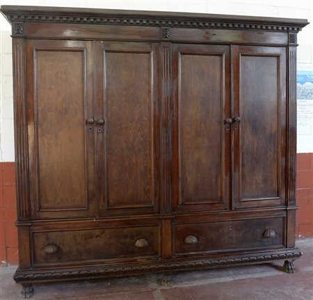 Armadio in stile rinascimentale a quattro ante e due cassetti nella fascia,...