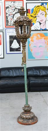 Lanterna a corpo esagonale in legno intagliato e argentato con decoro a...