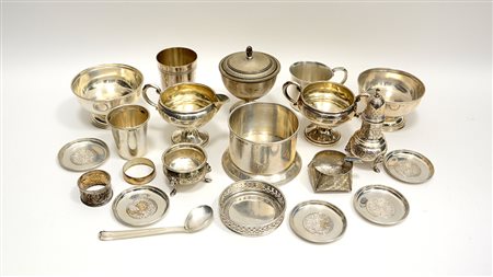 Cartone contenente numerosi oggetti per la tavola in argento (gr 1400)(lievi...