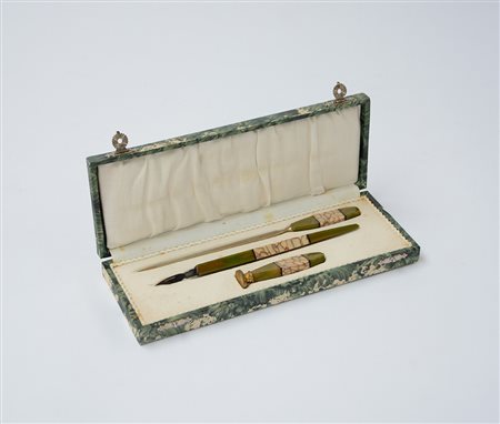 Set da scrivania composto da pennino, timbro e tagliacarte in astuccio (difetti)