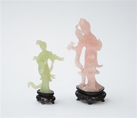 Due sculture in giada e quarzo rosa raffiguranti dame dalle lunghe vesti....