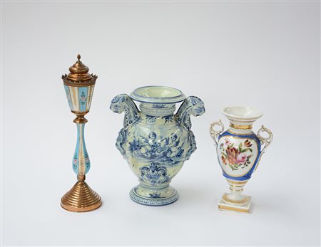 Lotto di ceramiche composto da un vaso biansato con decoro monocromo blu, un...