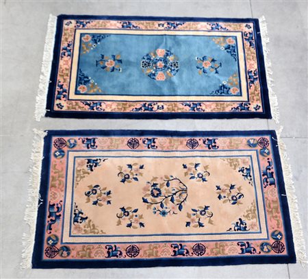 Lotto di due tappeti cinesi di moderna manifatura annodati in lana con...