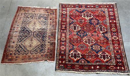 Lotto composto da due tappeti orientali persiani, sec. XX Disegni a motivi...