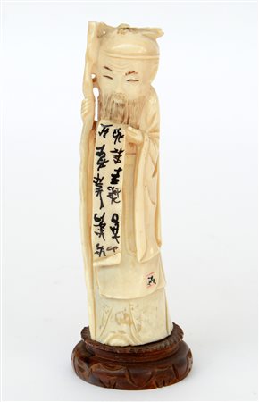 Saggio con barba in avorio e pergamena, base in legno (h. 18 cm.) (difetti)-EN.