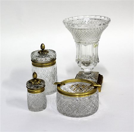 Lotto composto da quattro oggetti diversi in cristallo e bronzo (difetti)