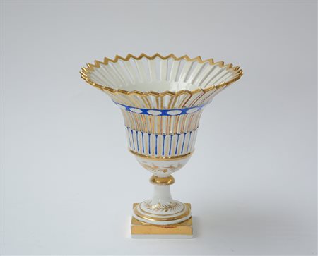 Alzata in porcellana a decoro blu e oro con tesa canestrata (h. cm 26 x d. cm...