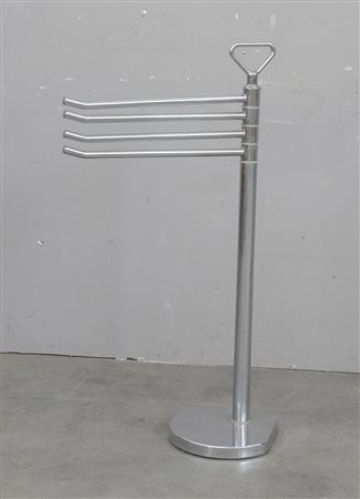 Porta salviette in metallo cromato. Italia, produzione recente.