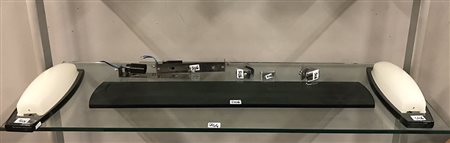 Fornitura da bagno in vetro grigio e opalino composta da due appliques, una...