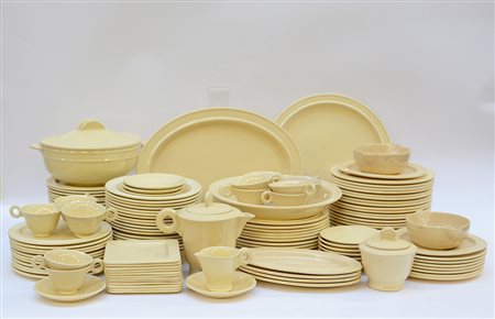 Manifattura di Sarreguemines, servizio da tavola in ceramica color crema...