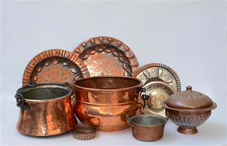Lotto composto da tre vassoi e alcuna pignatte in rame (difetti)