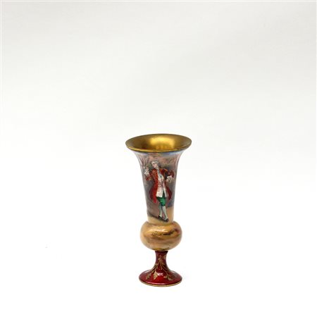 Vasetto in vetro e metallo decorato con figura di gentiluomo in un paesaggio,...