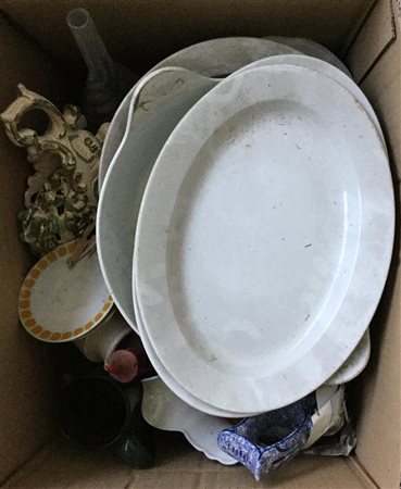 Lotto composto da tre cartoni contenenti numerosi oggetti di diverso tipo e...